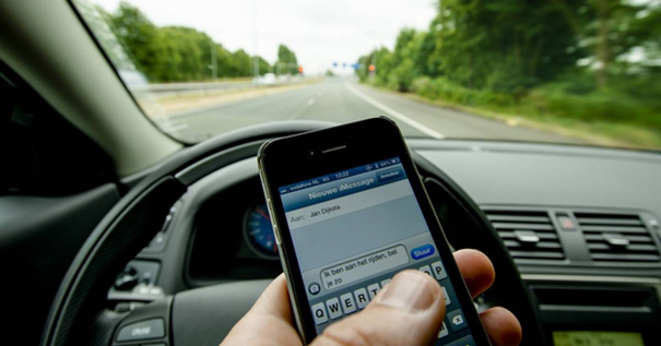 Mobiele telefoons tijdens het autorijden.